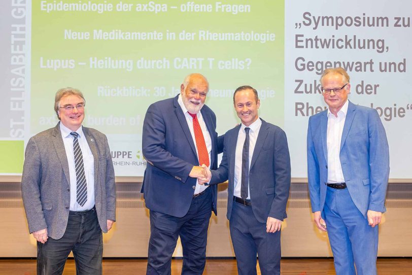 (v.li.) Prof. Dr. Ralf Erdmann, Forschungsdekan der Ruhr-Uni Bochum, Prof. Dr. Jürgen Braun, ehemaliger Ärztlicher Direktor des Rheumazentrum Ruhrgebiet, Prof. Dr. Xenofon Baraliakos, Ärztlicher Direktor des Rheumazentrum Ruhrgebiet und Theo Freitag, Geschäftsführer der St. Elisabeth Gruppe, beim Symposium zur Entwicklung, Gegenwart und Zukunft der Rheumatologie.