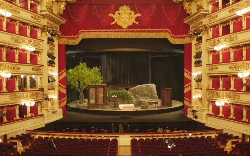 In der Mailänder Scala feierte Leo Muscatos Inszenierung der Verdi-Oper „Die Macht des Schicksals“ am 7. Dezember 2024 Premiere.