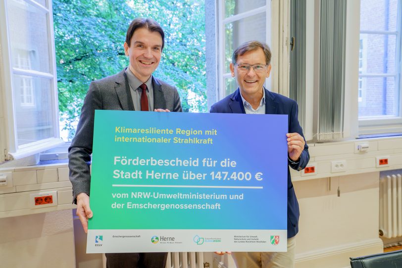 Freuen sich über die Föderung (v.l.): Prof Uli Paetzel (Vorstandsvorsitzender der Emschergenossenschaft) und OB Dr. Frank Dudda.