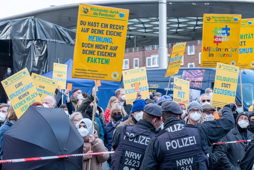 Impfgegner aus mehreren Ruhrgebietsstädten haben sich am Sonntag (06.03.2022) zu einer Protestveranstaltung, auf dem Cranger Kirmes-Platz in Herne (NW), versammelt. Die Teilnehmenden zogen von dort, unter Polizeibegleitung, durch die Wanner Innenstadt. Am Buschmannshof (im Bild) wurden sie von Gegendemonstranten, unter Federführung des Bündnis Herne, mit lautstarkem Gegenprotest empfangen.