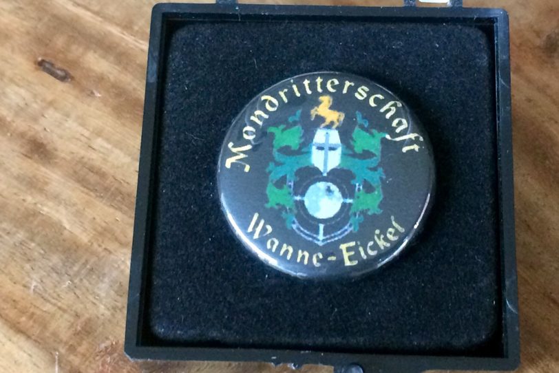 Mondritter-Pin