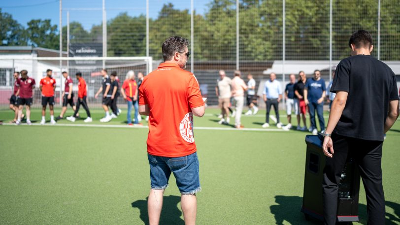 Das Stadion des Vereins Sportfreunde Wanne Eickel 04/12 bekam am Sonntag (11.08.2024) einen neuen Namen und heißt jetzt Elektro Sprick-Energiewende-Stadion.