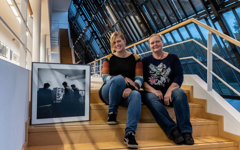 Enkelin und Tochter von Gerd Peters mit einem Bild der Serie „Halbstarke“