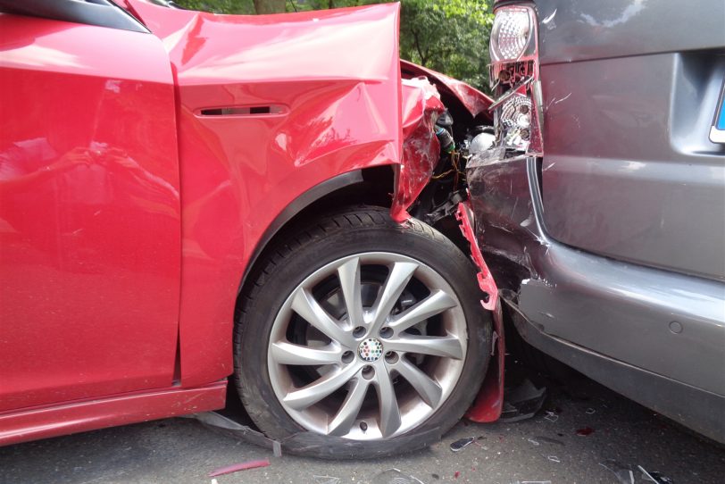Ein Senior verlor die Kontrolle über seinen Pkw und kollidierte nach bisherigem Stand mit einem Bordstein und anschließend mit einem am Fahrbahnrand parkenden Fahrzeug.