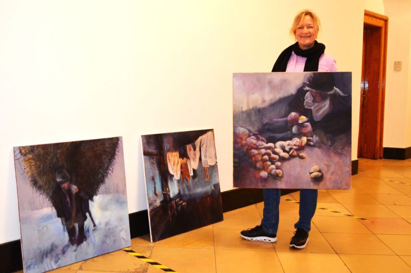 Mit Annett Breitenfeld stellt sich im Obergeschoss ein weiteres HKB-Neumitglied mit drei Ölgemälden zum Thema „Mühsal“ vor.
