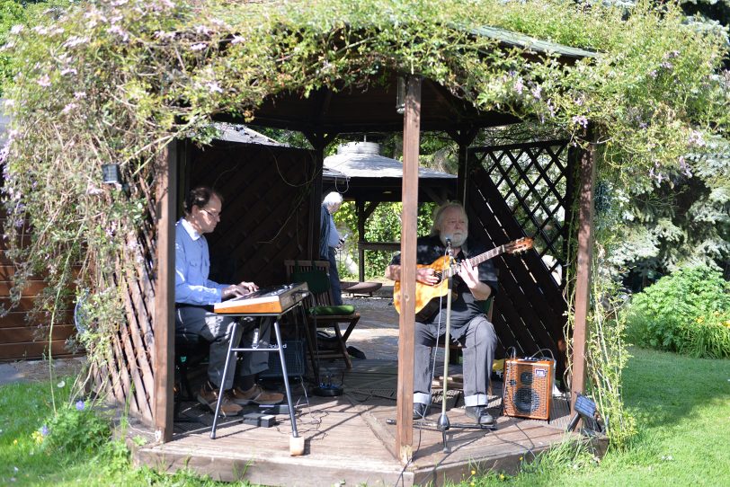 Schöne Wörter tummeln sich im Garten. Musik zur Ausstellung.