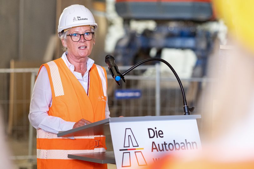 Durchstich für den Tunnel Baukau im Autobahnkreuz in Herne (NW), am Montag (22.08.2022). Nach knapp einem Jahr, in dem der neue Tunnel von der A43 zur A42 Stück für Stück unter den Bahngleisen vorangetrieben wurde, ist jetzt &quot;Licht am Ende des Tunnels&quot;. Im Bild: Elfriede Sauerwein-Braksiek, Leiterin der Autobahn-Niederlassung Westfalen.