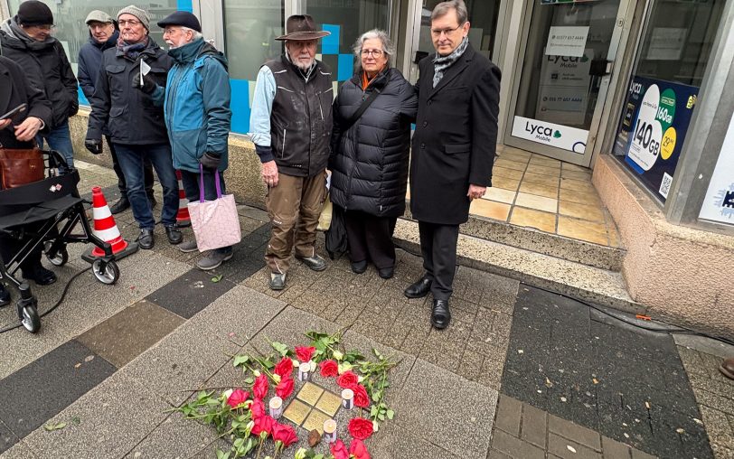 An der Hauptstraße 293 wurden am Mittwoch (28.1.2026) die ersten vier Stolpersteine für die Familie Hecht verlegt. Im Bild (v.li.) Künstler Gunter Demnig, Diane Mossenson, Enkelin der Familie und OB Dr. Frank Dudda.