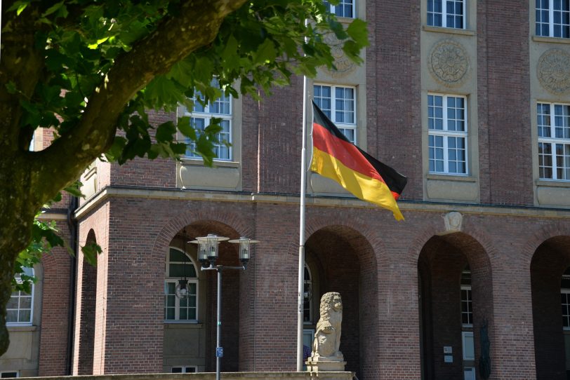 Halbmast-Beflaggung am Herner Rathaus.