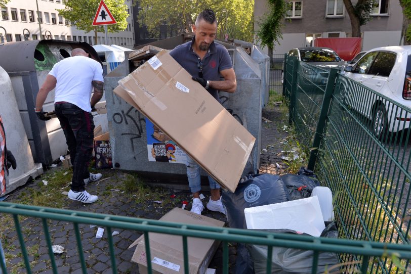 v.l. Guido Thiel und Stefan Schröder an dem vermüllten Containerstandplatz am Technischen Rathaus.