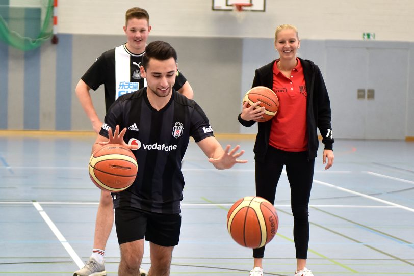 Emina Karic (r.) beim Probetraining.