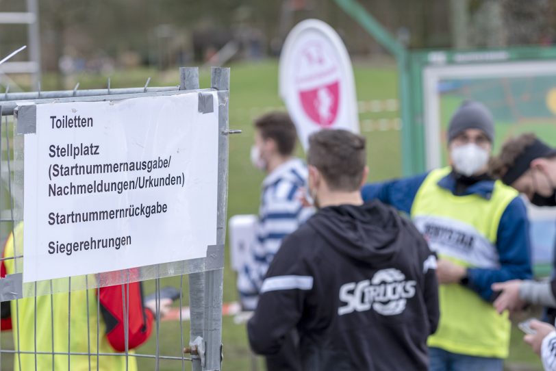 Der 43. Herner Silvesterlauf im Revierpark Gysenberg in Herne (NW), am Freitag (31.12.2021). Coronabedingt ohne Zuschauer und mit 2G.