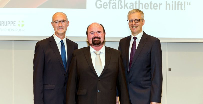 Prof. Dr. Dieter Liermann (Mitte), Direktor des Instituts für Diagnostische, Interventionelle Radiologie und Nuklearmedizin, Dr. Luc Claeys (links), Leitender Arzt der Klinik für Gefäßchirurgie, und Dr. Guido Winnekendonk, Leiter Oberarzt des Instituts f