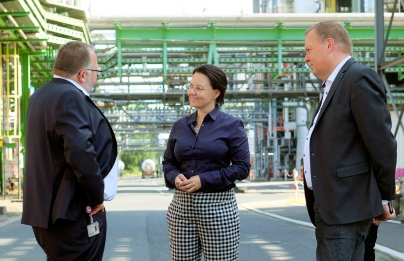 Michelle Müntefering (Mitte) besucht die Evonik-Werke.