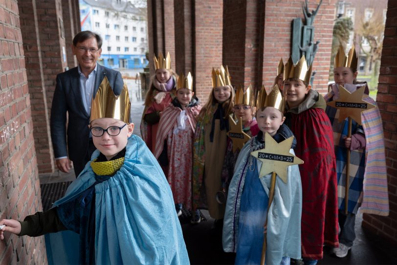 Sternsinger der Pfarrei Heilige Familie brachten am Dreikönigstag (6.1.2025) den Segen in das Herner Rathaus.