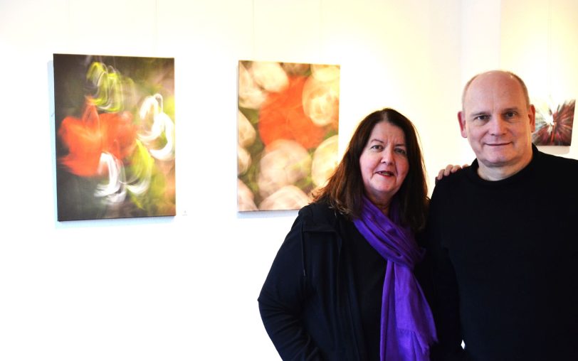 Das Fotografen-Duo Engelskraemer, bestehend aus Jacqueline Kraemer (li.) und Uwe Engels, vor Arbeiten ihrer Serie „Flora Vortex“, die man auf den ersten Blick für Gemälde hält.