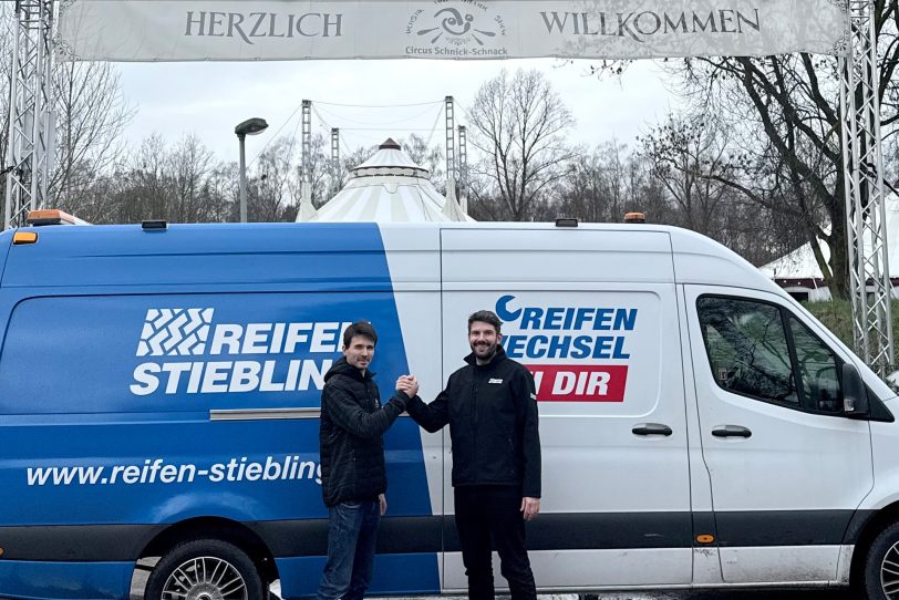 Der Handschlag zählt: „Reifen-Stiebling“-Geschäftsführer Alexander Stiebling (rechts) übergibt die Spende an Christopher Deutsch (Geschäftsführender Vorstand Circus Schnick-Schnack).