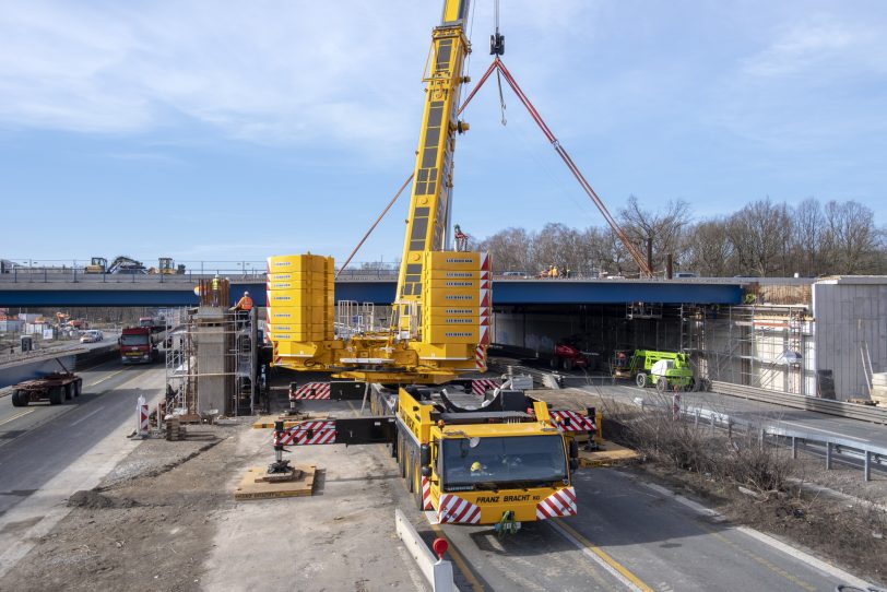 Einschweben von Brückenteilen für den Neubau der Autobahnbrücke der A43 mit der A2 im Autobahnkreuz in Recklinghausen (NW), am Samstag (23.02.2019).