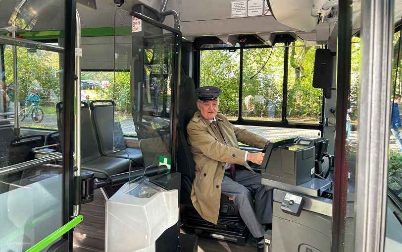 Die NRW-weite Initiative #sicherimStraßenverkehr ist am Freitag (4.10.2024) an der Realschule an der Burg gestartet. Vor Ort waren unter anderem NRW-Innenminister Herbert Reul (im Bild) und NRW-Verkehrsminister Oliver Krischer.