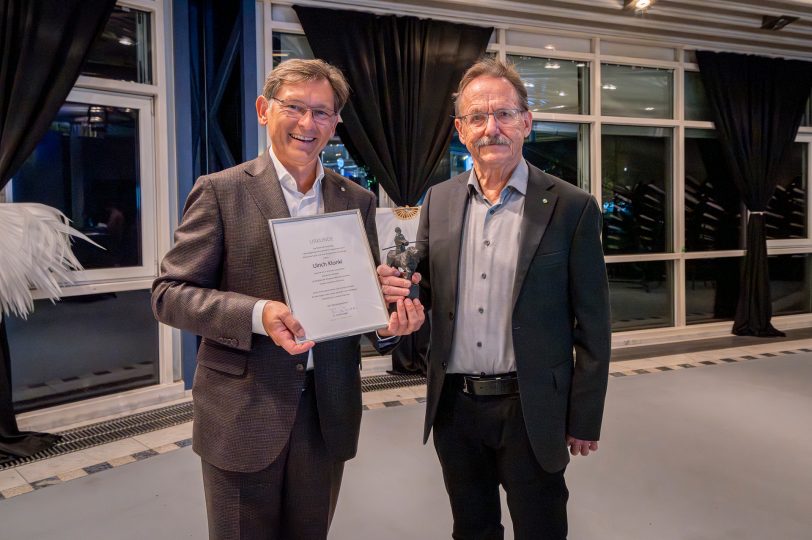 Ehrung für Ulrich Klonki für über 40-jähriges Engagement in der Kommunalpolitik. Er erhielt eine kleine Reiterskulptur aus Bronze des Künstlers Heinrich Brockmeier.
