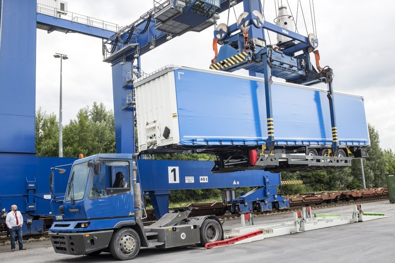 Vom LKW auf die Schiene.