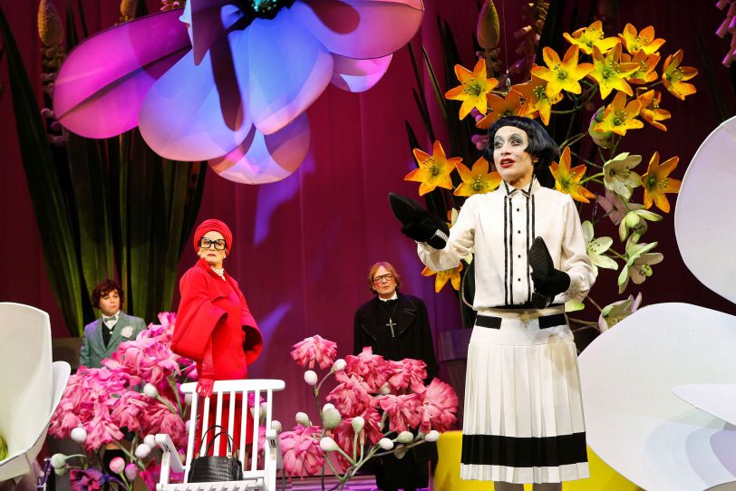 Am Silvesterabend wird im Essener Grillo-Theater bunburysiert in Susanne Lietzows schwungvoller Inszenierung.