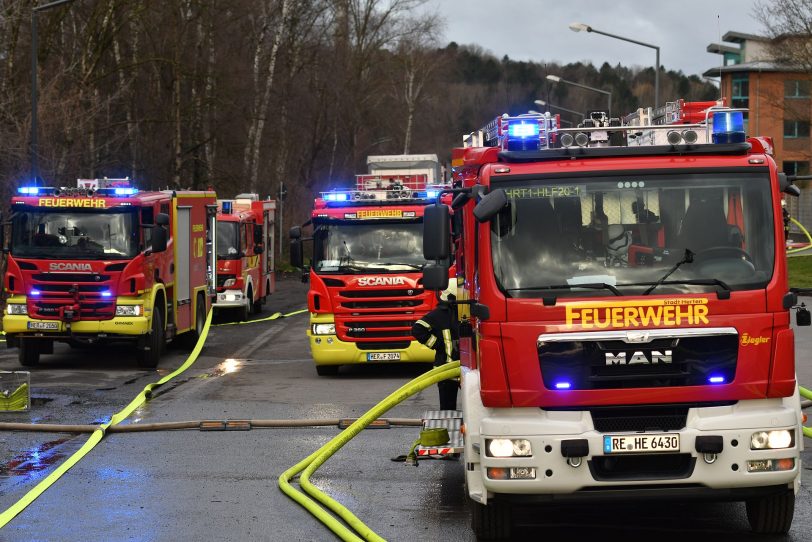 Einsatz der Feuerwehren des Kreises Recklinghausen und der Stadt Herten bei dem Großbrand der Lagerhalle der Hagebau Logistik in Herten (NW), am Sonntag (01.03.2020).