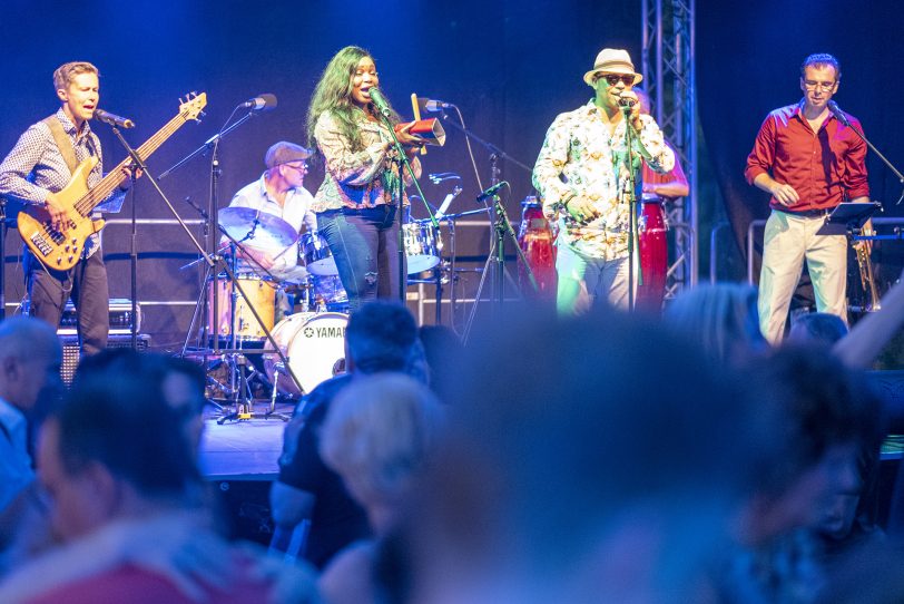 Kubanische Nacht im Schlosshof Strünkede in Herne (NW), am Samstagabend (27.07.2019), mit der sechsköpfigen Berliner Salsaband „Mi Solar“.