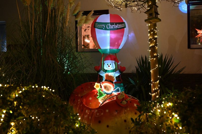 Ein weihnachtlich geschmücktes Haus in der Gartenstadt