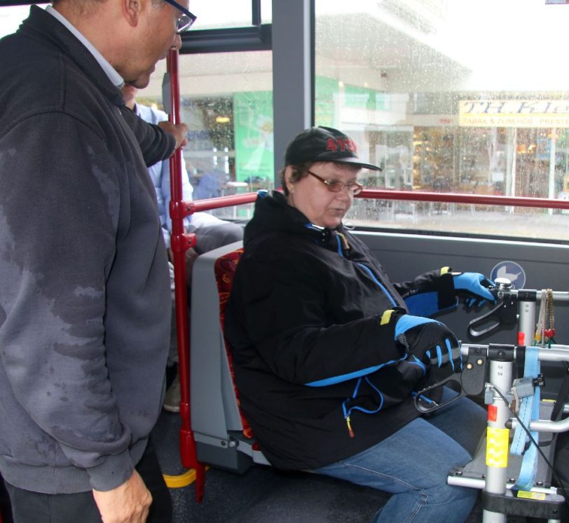 Senioren üben den Umgang mit dem Rollator.