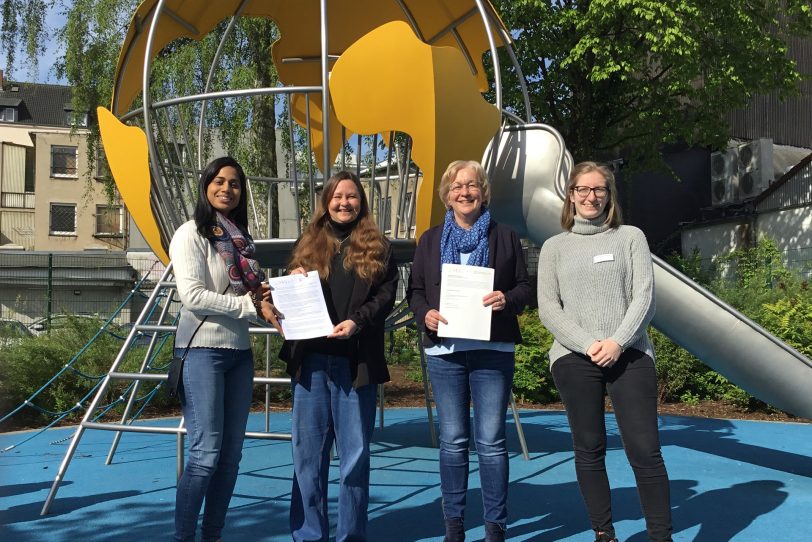 Freuen sich auf die Zusammenarbeit (v.l.): Sneha Mathew (Lehrkraft Galileo-Grundschule), Sonja Mersch (Schulleitung Galileo-Grundschule), Dorothé Schlautmann (Leitung Stadtbibliothek Herne) und Jasmin Wöltering (Leitung Kinder- und Jugendbibliothek Herne).