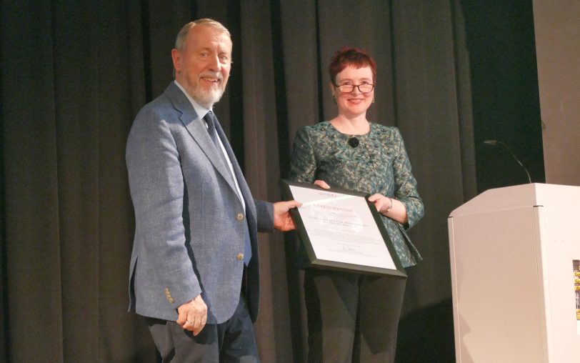 Für ein Grußwort auf der Bühne: Dr. Silke Eilers (re.), Geschäftsführerin des Westfälischen Heimatbundes aus Münster, mit dem Vorsitzenden Frank Sichau.