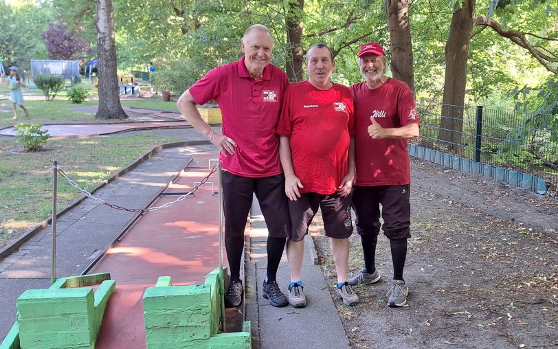 Die drei Wanner Minigolfer (v.li.) Michael Reitemeier, Reinhard Mahn und Willi Hettrich beim Cobigolf-Turnier in Hamm.