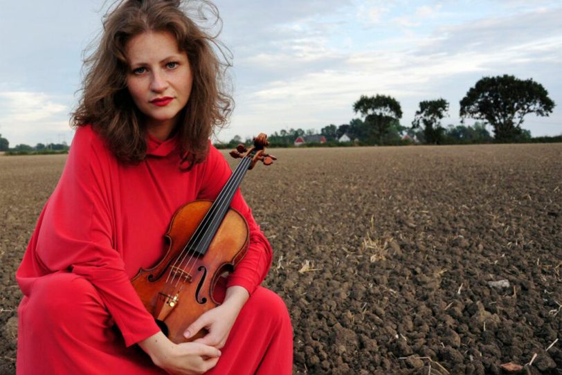 Liv Migdal spielt Sarasates „Carmen“-Fantasie und die „Romance“ von Henryk Wieniswaki aus seinem zweiten Violinkonzert.