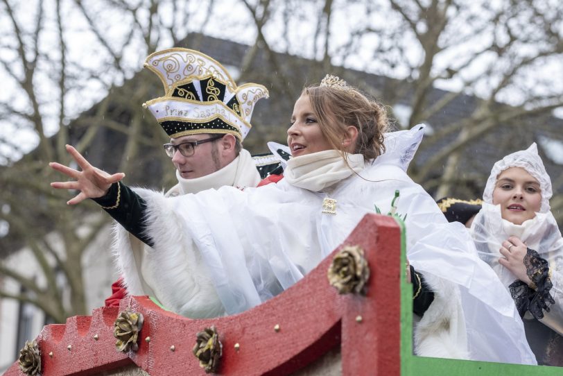 Der Karnevalsumzug am Rosenmontag (04.03.2019) in Herne (NW). Der Umzug startete pünktlich um 12 Uhr vom Kurt-Edelhagen-Platz in Sodingen in Richtung Innenstadt. Trotz der Unwetterwarnung des DWD hatten sich die HeKaGe und das Ordnungsamt entschieden, den Zug rollen zu lassen. Kurz nach dem Start setzte ein heftiger Schauer ein, der Teilnehmer und Zuschauer ordentlich durchweichte.