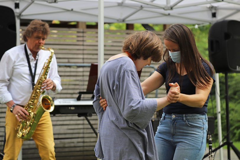 Musiker Ricky Kunze gibt am Saxophon alles, während Mitarbeiterin Marta Jelich (links) beim Standardtanz mit Bewohnerin Franziska Wieschhues die Führung übernimmt.