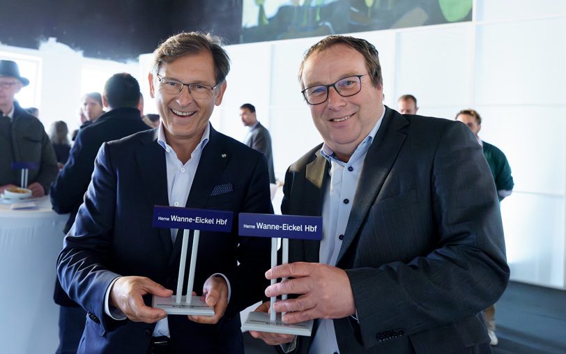 Dr. Frank Dudda (li.) und NRW-Verkehrsminister Oliver Krischer mit neuen kleinen Schildern.