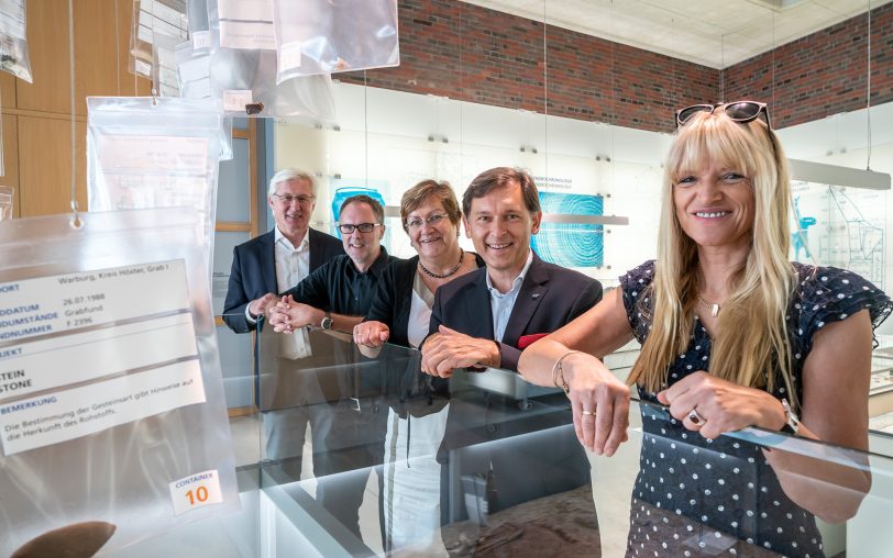 v.r. Dr. Barbara Rüschoff-Parzinger Frank Dudda, Karola Geiß-Netthöfel, Direktorin RVR), Dr. Michael Lagers (LWL-Museum für Archäologie) und Norbert Assen (ISAP).