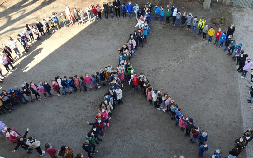 210 Kinder der Grundschule an der Börsinghauser Straße wünschen sich mit einem Peace-Symbol Frieden in der Ukraine.