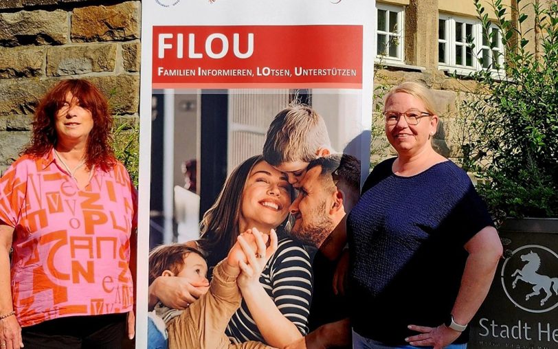 Informieren an den Stadtterrassen über das Projekt Filou: Silke Wagner-Koriath von der Gemeinnützigen Beschäftigungsgesellschaft Herne (GBH, li.) und Eike Köhncke vom Caritasverband Herne.