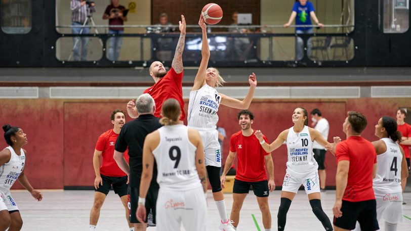 Basketball gegen Eishockey im Basketball: Dieses ungewöhnliche Duell zwischen den HTC Basketballerinnen und der HEV Miners ging am Mittwoch (8.9.2021) über die Bühne. Die Basketballerinnen gewannen 39:33.