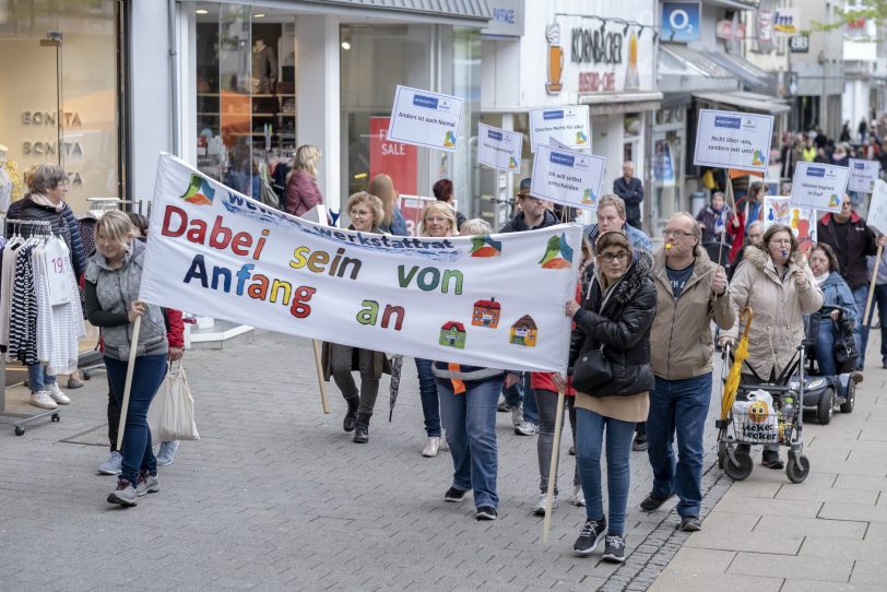 Der Protestzug für Inklusion auf der Bahnhofstraße in Herne bei seiner Premiere am 9.5.2019.