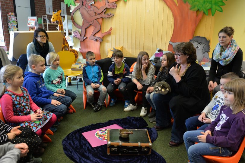 In der Stadtbibliothek wird vorgelesen.