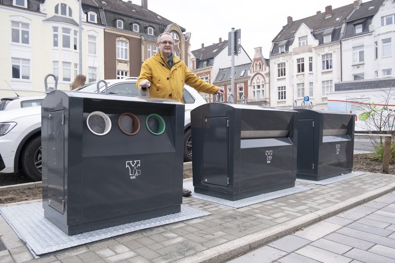 Horst Tschöke bei der Vorstellung der Unterflurcontainer am Neumarkt.