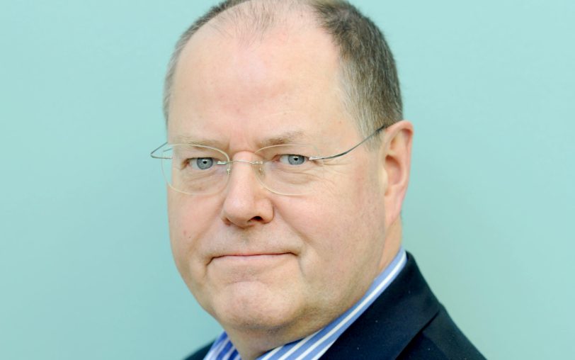 Peer Steinbrück spricht im Kulturzentrum mit den Bürgern.