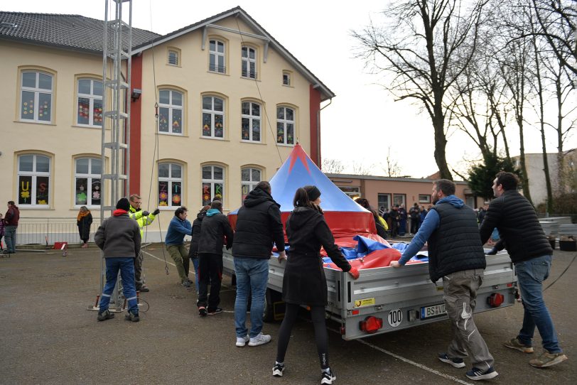 Der Kinder- und Jugendzirkus Dobbelino macht Station an der Grundschule in Holsterhausen, der Sonnenschule. Am Sonntag bauten das Zirkusteam Eltern und Lehrer das Zelt auf dem Schulhof auf.