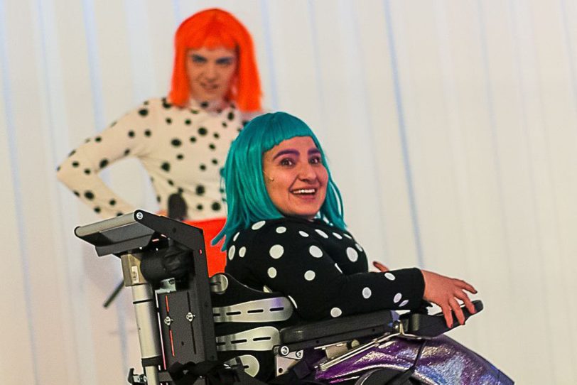 Livia (im Hintergrund: Anne Rietmeijer) und Ola (Kübra Sekin) kochen eine ganz besondere Suppe.