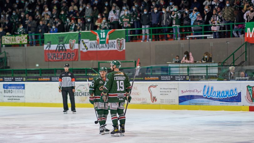 Herner EV gegen ESC Wohnbau Moskitos Essen am Sonntag (17.10.2021), Essen gewinnt 5:2. Im Bild (v.li.) Denis Fominych und Artur Tegkaev