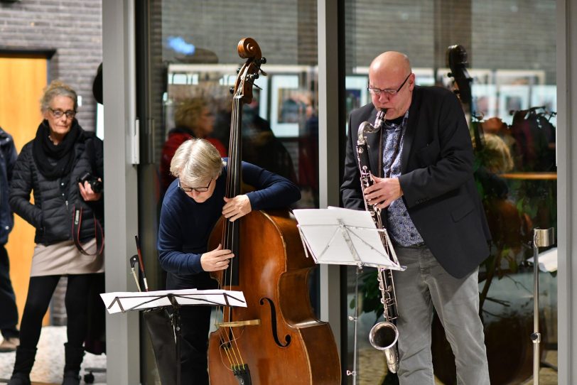 Die Musiker Stefan Werni und Eckard Koltermann bei der Eröffnung der Retrospektive: Wolfgang Quickels.