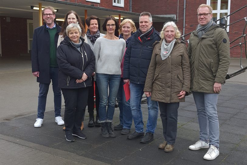 Mitglieder des SPD-Arbeitskreises Schule besuchten gemeinsam mit Vertretern der Verwaltung, die Grundschule an der Reichsstraße.